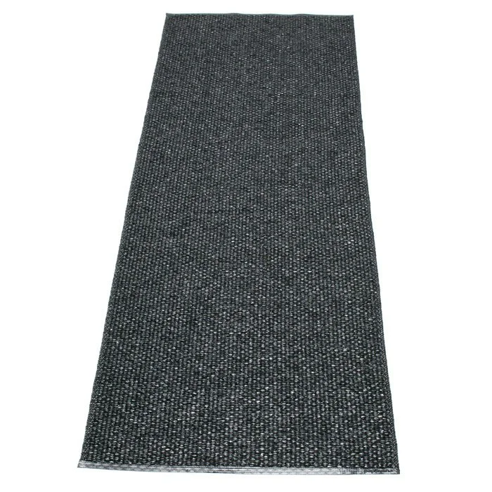 Svea Gulvteppe Black Metallic/Black, 70×160 cm v:3557842 Svea Gulvteppe Black Metallic/Black, 70×160 cm v:3557842