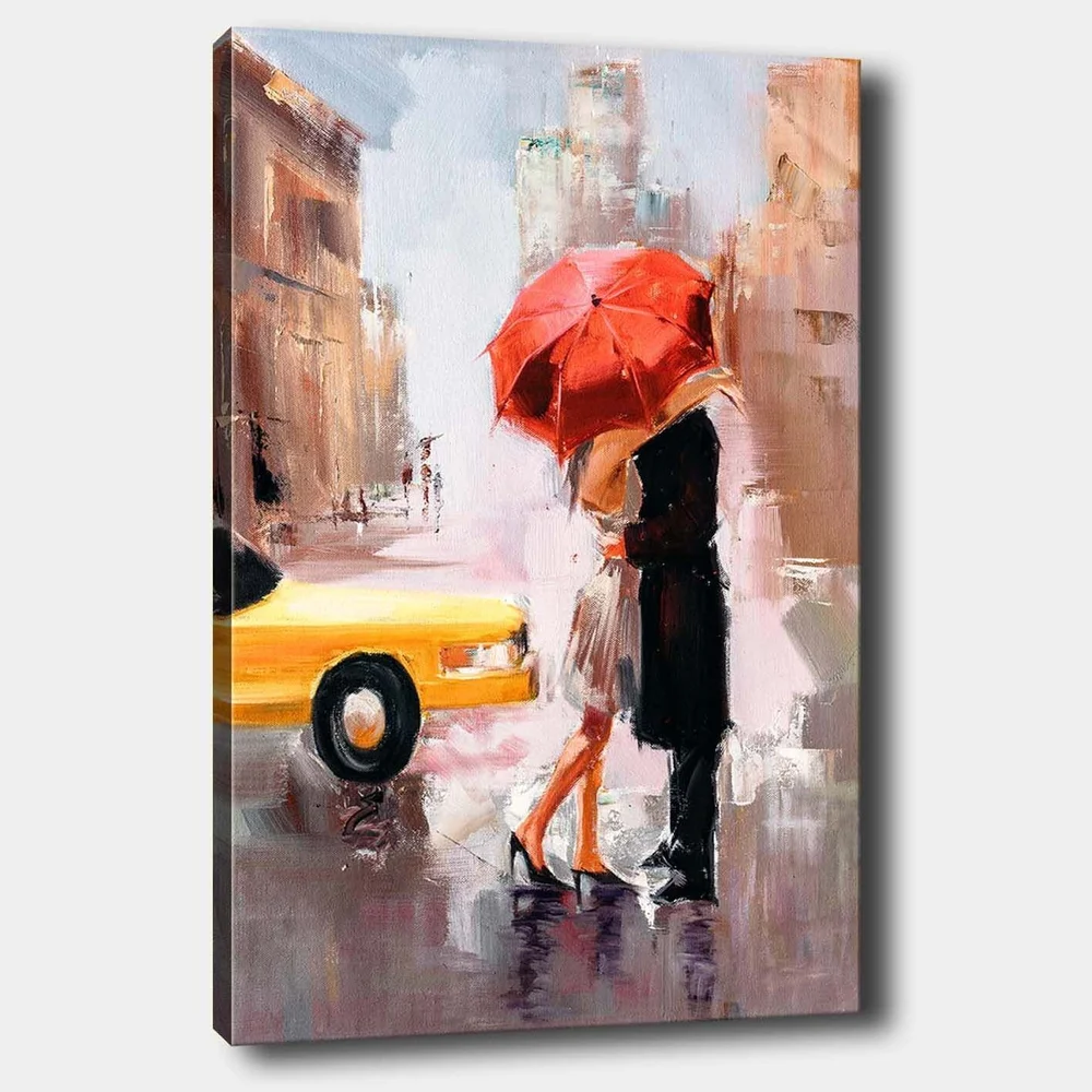 Lerretsbilde 70x100 cm - Romantisk kyss under en rød paraply i urbane omgivelser v:8317266